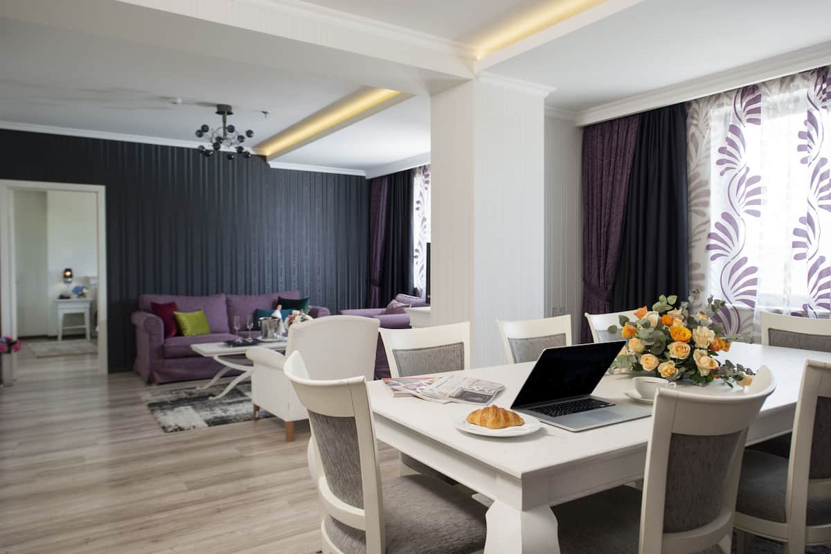 Restauración | 2 restaurantes; se sirven desayunos