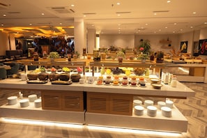 2 restaurants, breakfast served