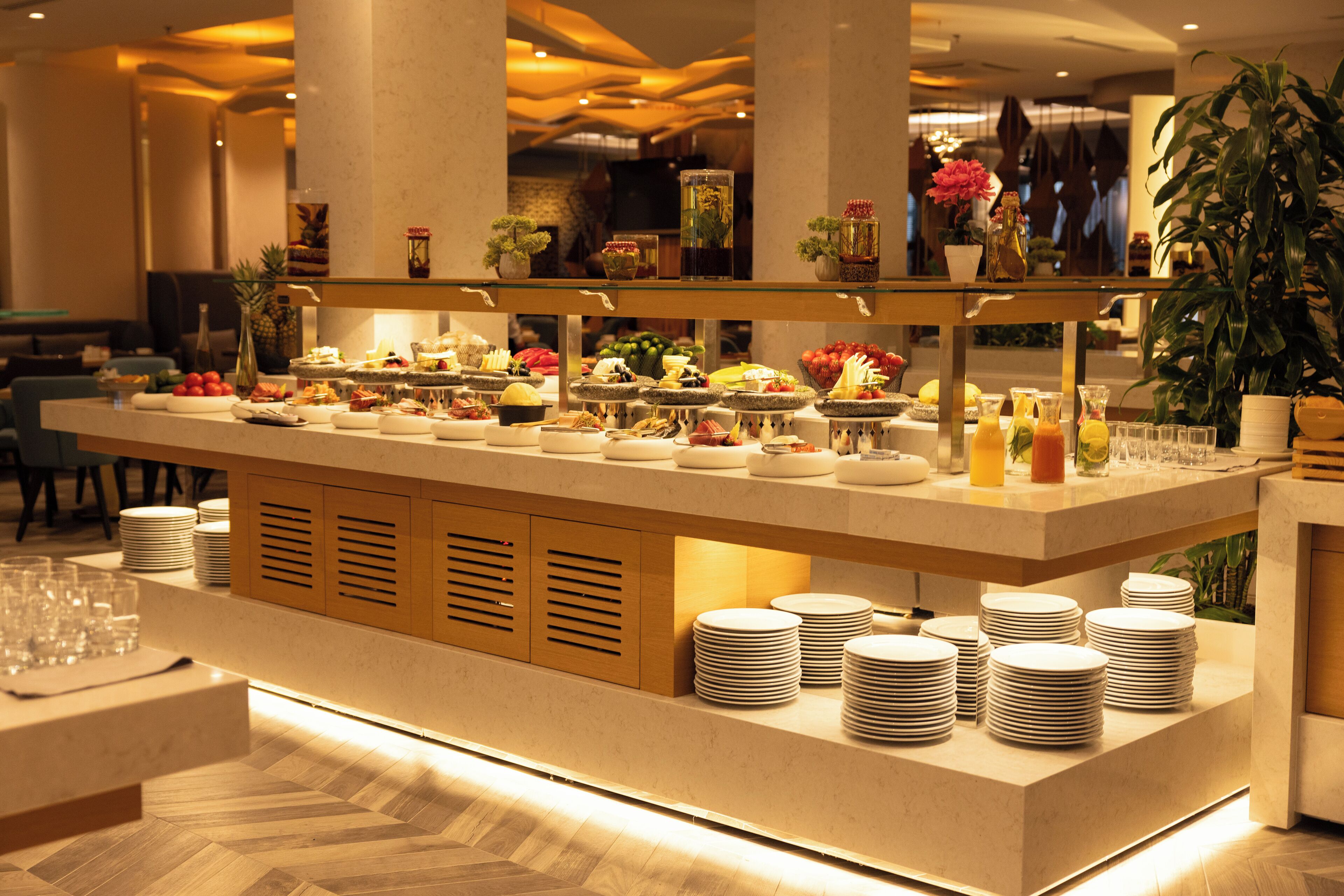 2 か所のレストラン、朝食に営業