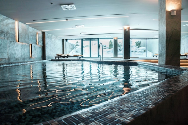 Indoor spa tub
