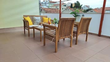 Double Room, Terrace, Sea View with parking | 1 makuuhuone, ylelliset vuodevaatteet, untuvapeitot