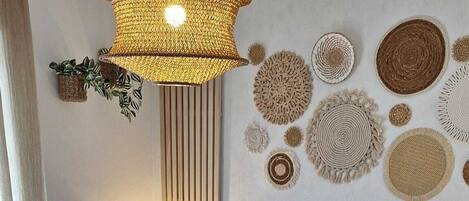Un dormitorio con cama, lámparas de noche y decoración en la pared.
