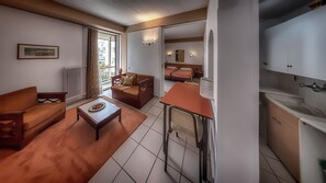 Standard-Apartment, 1 Schlafzimmer | Eigene Kochnische | Kühlschrank, Herdplatte, Wasserkocher mit Kaffee-/Teezubehör