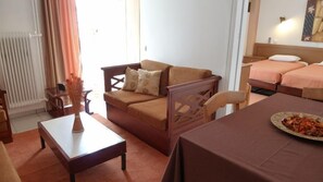 Departamento estándar, 1 habitación | Sala de estar | Televisión 