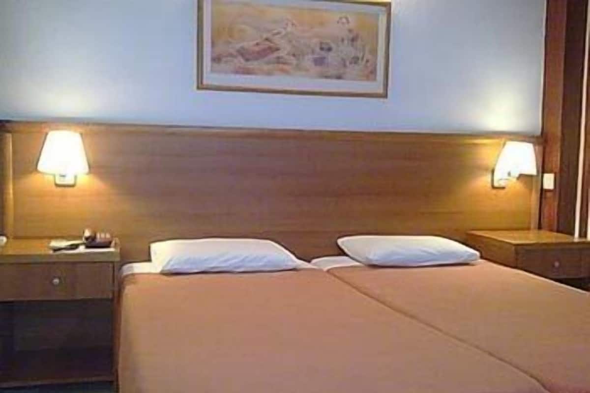 Appartamento Luxury, 1 camera da letto | 1 camera, una cassaforte in camera, una scrivania, ferro/asse da stiro