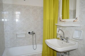Habitación cuádruple | Baño | Ducha, secador de pelo, toallas y jabón