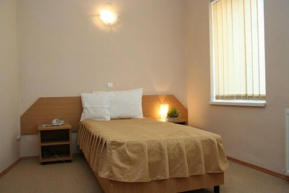Single Room | Minibar, in-room safe, iron/ironing board (on request), WiFi (free)