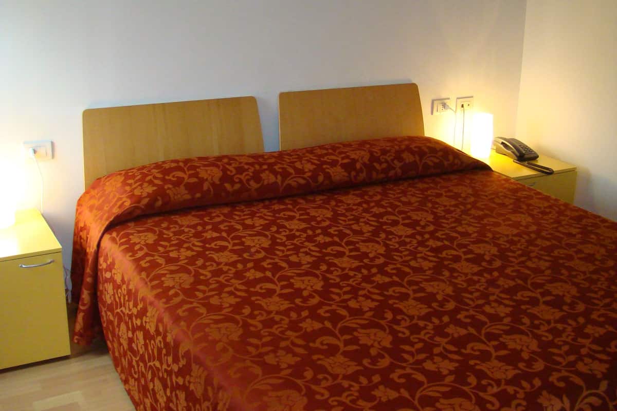 Een minibar, een bureau, verduisterende gordijnen, geluiddichte muren