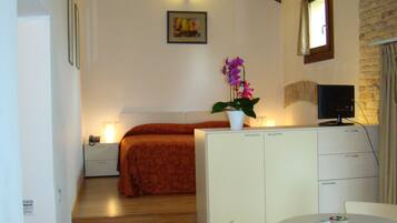 Classic Triple Room, 1 Bedroom | Minibar, desk, blackout drapes, soundproofing