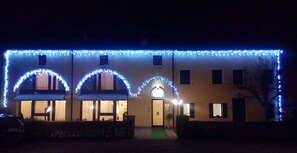 Fassade der Unterkunft – Abend/Nacht