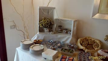 Daily continental breakfast (EUR 8.5 per person)