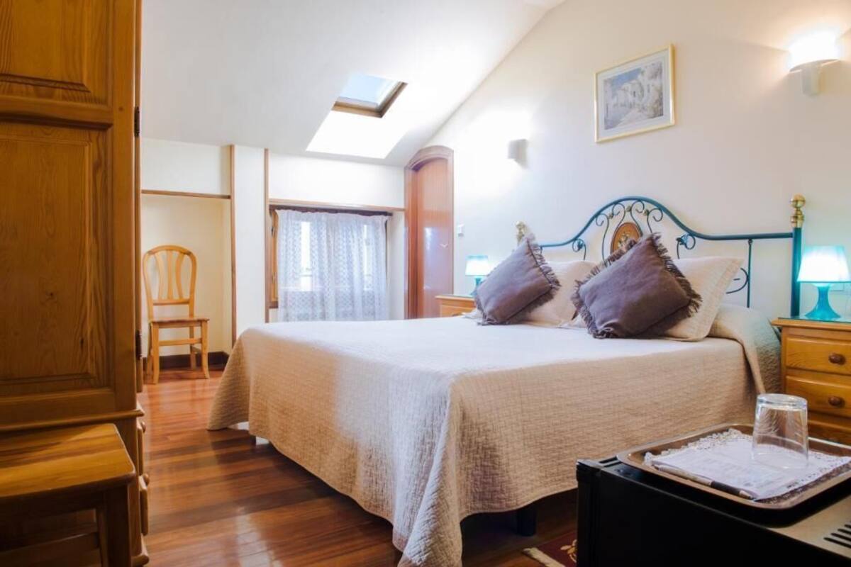 Minibar, escritorio, cortinas blackout y wifi gratis
