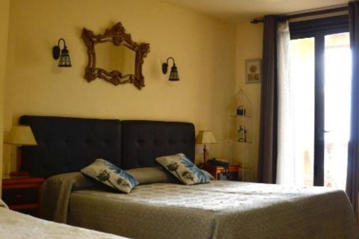 Minibar, escritorio, cortinas blackout y wifi gratis