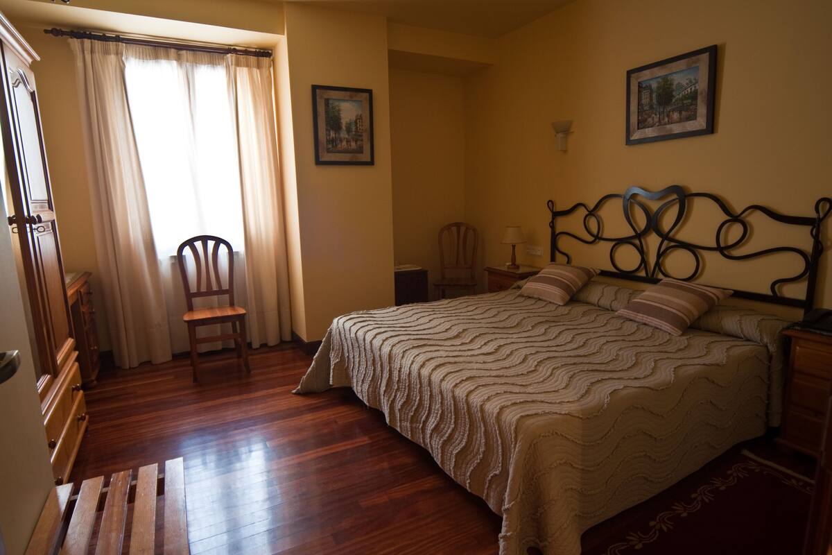 Minibar, escritorio, cortinas blackout y wifi gratis