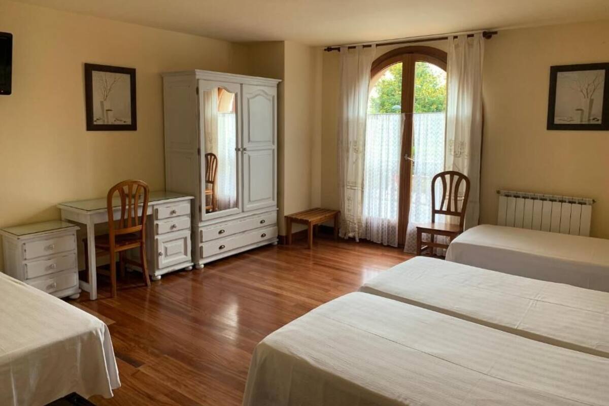 Minibar, escritorio, cortinas blackout y wifi gratis