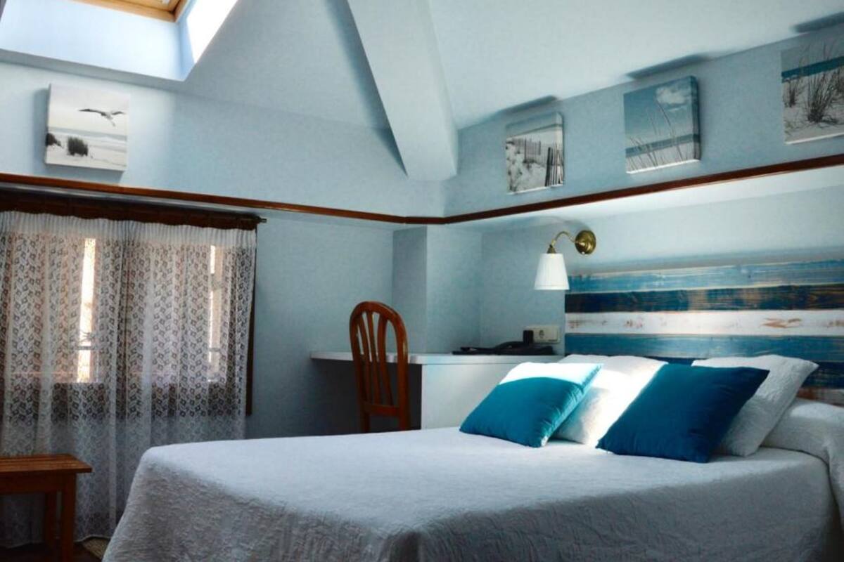 Minibar, escritorio, cortinas blackout y wifi gratis