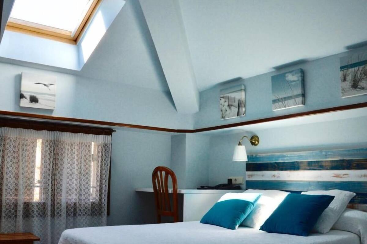Minibar, escritorio, cortinas blackout y wifi gratis