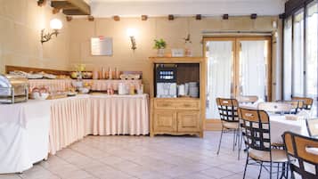 Petit déjeuner buffet servi tous les jours en supplément