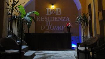 Una entrada arqueada a un hotel con un letrero que dice "B&B RESIDENZA IL DUOMO".