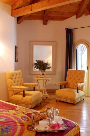 Economy Apartment | Living area