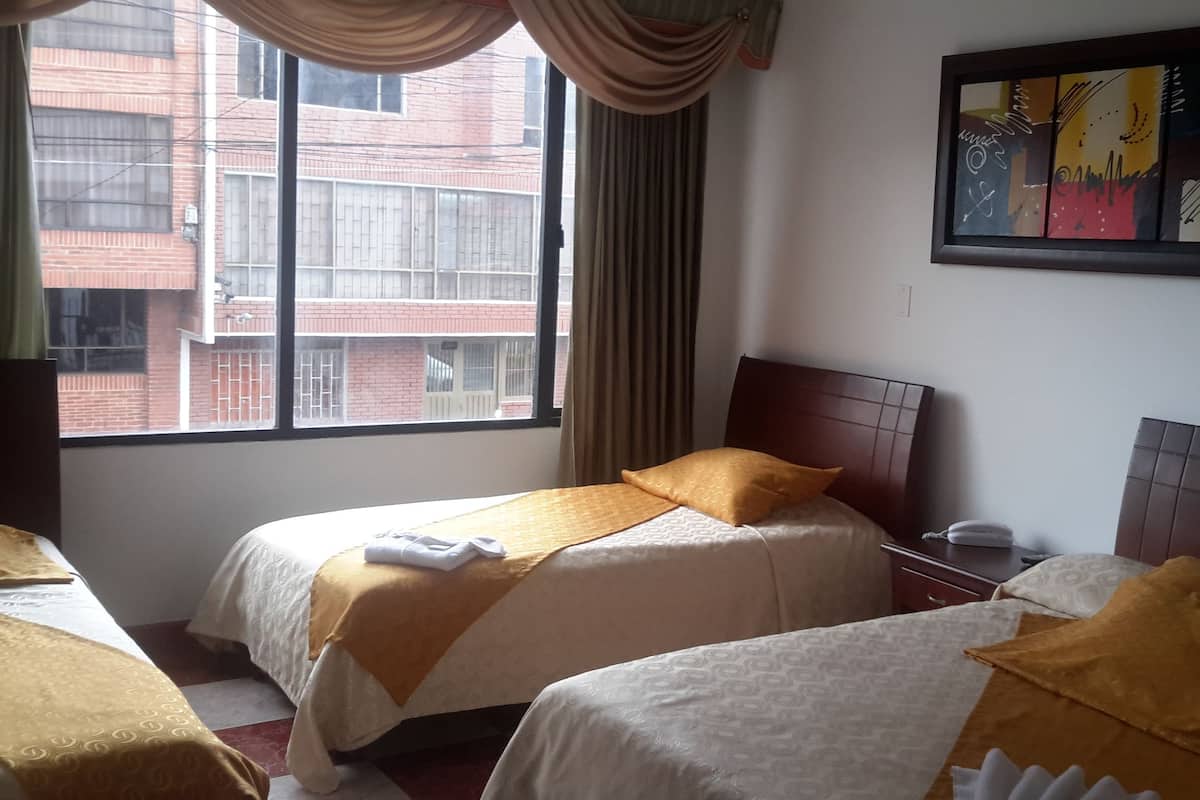 Quarto triplo | Ferros/tábuas de passar roupa, Wi-Fi de cortesia, roupa de cama