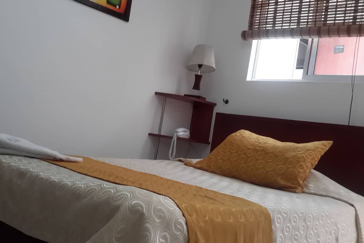 Quarto solteiro | Ferros/tábuas de passar roupa, Wi-Fi de cortesia, roupa de cama