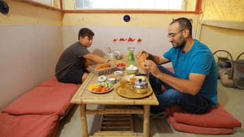 Café da manhã (USD 13 por pessoa)