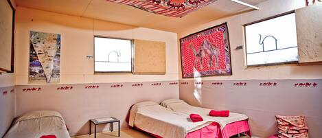 Desert Hut | 1 bedroom, free cots/infant beds, bed sheets