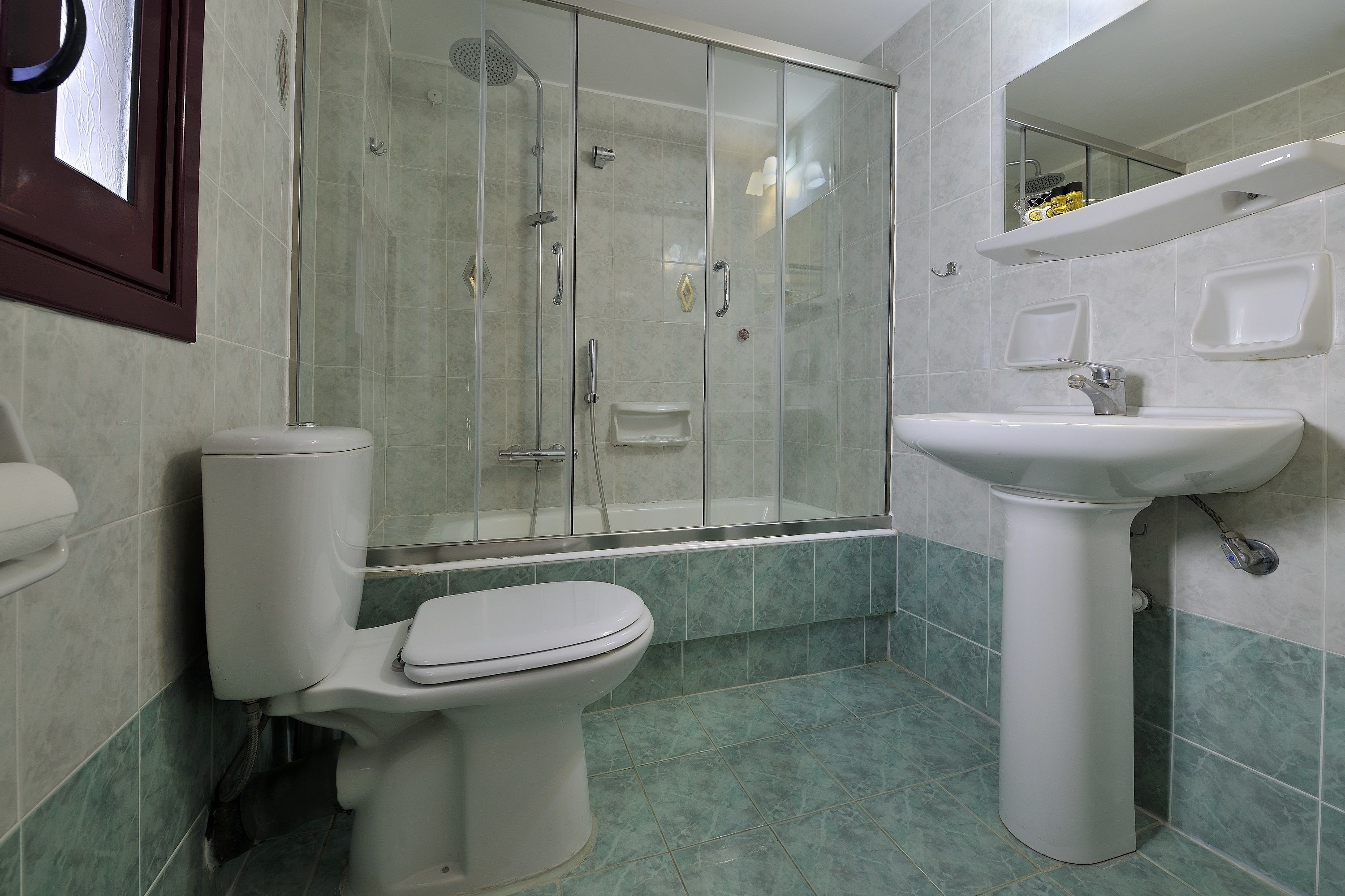 shower, free toiletries, hair dryer, towels