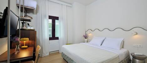 Kamar Double atau Twin Standar | Selimut bulu angsa, bantalan ekstra lembut, brankas, dan meja kerja