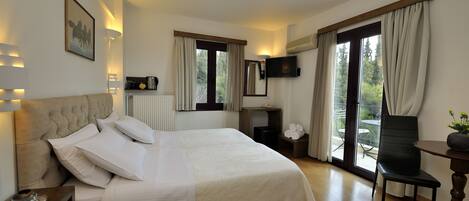 Quarto casal ou duplo superior | Edredons de pluma, camas com colchões pillow-top, cofres nos quartos