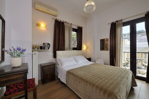 Une chambre d’hôtel avec un lit, une table de chevet, une lampe et une vue sur le balcon.