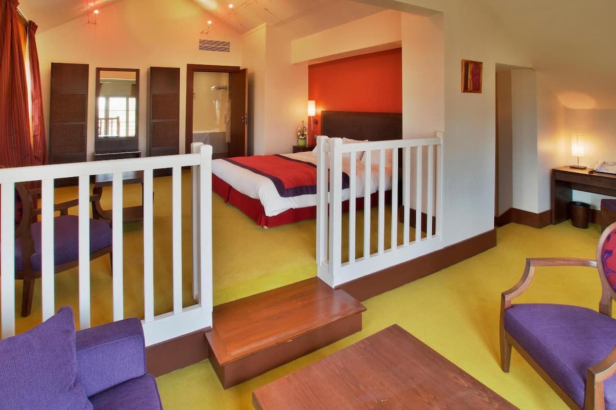 suite | desk, soundproofing, iron/ironing board, rollaway beds