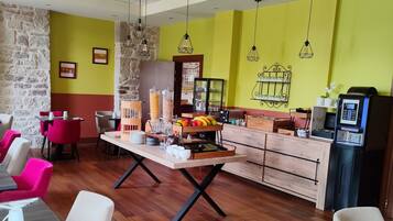 Petit déjeuner buffet servi tous les jours en supplément
