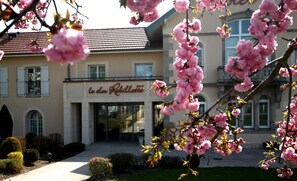 Un edificio con un cartel que dice "Le dos Relotte".