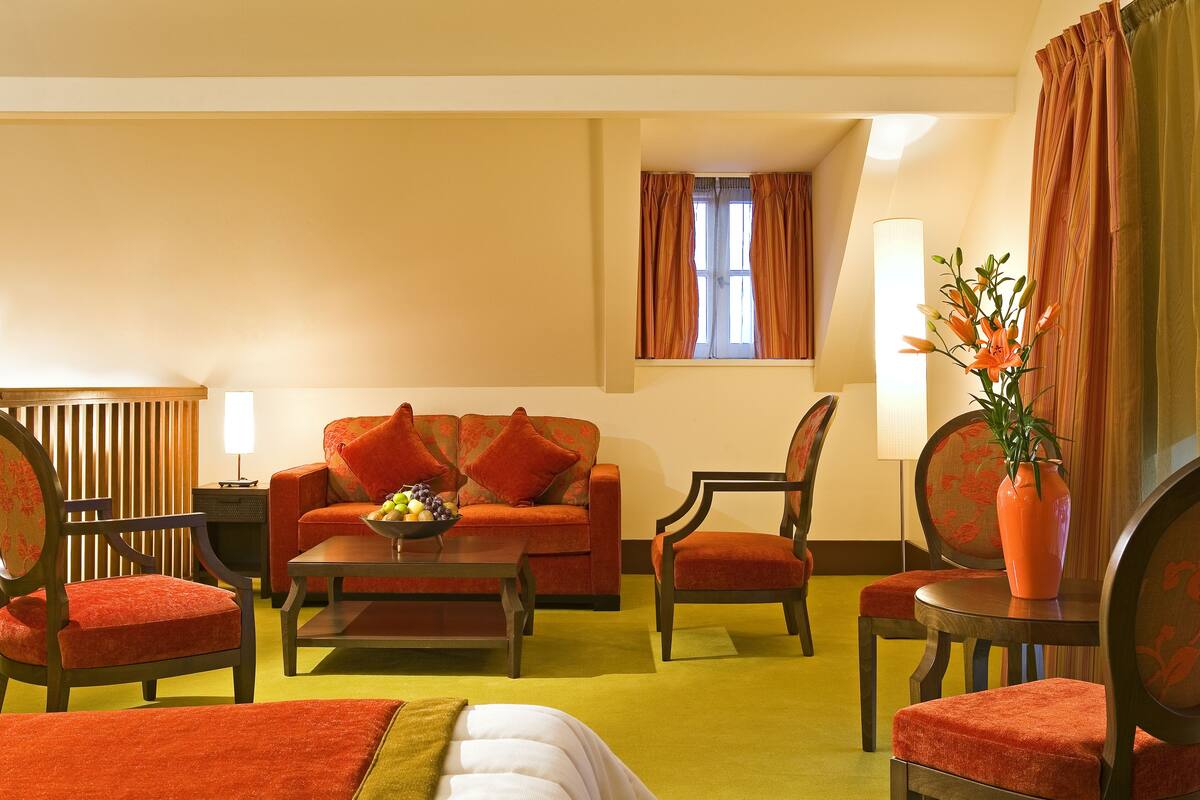 Suite | Desk, soundproofing, iron/ironing board (on request), rollaway beds