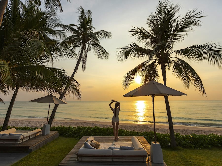 On the beach, white sand, sun-loungers, beach towels