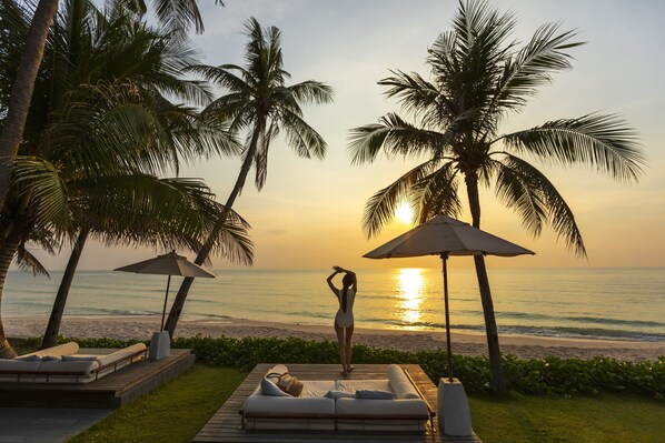 On the beach, white sand, sun loungers, beach towels - Cape Nidhra Hotel Hua Hin (Hua Hin)