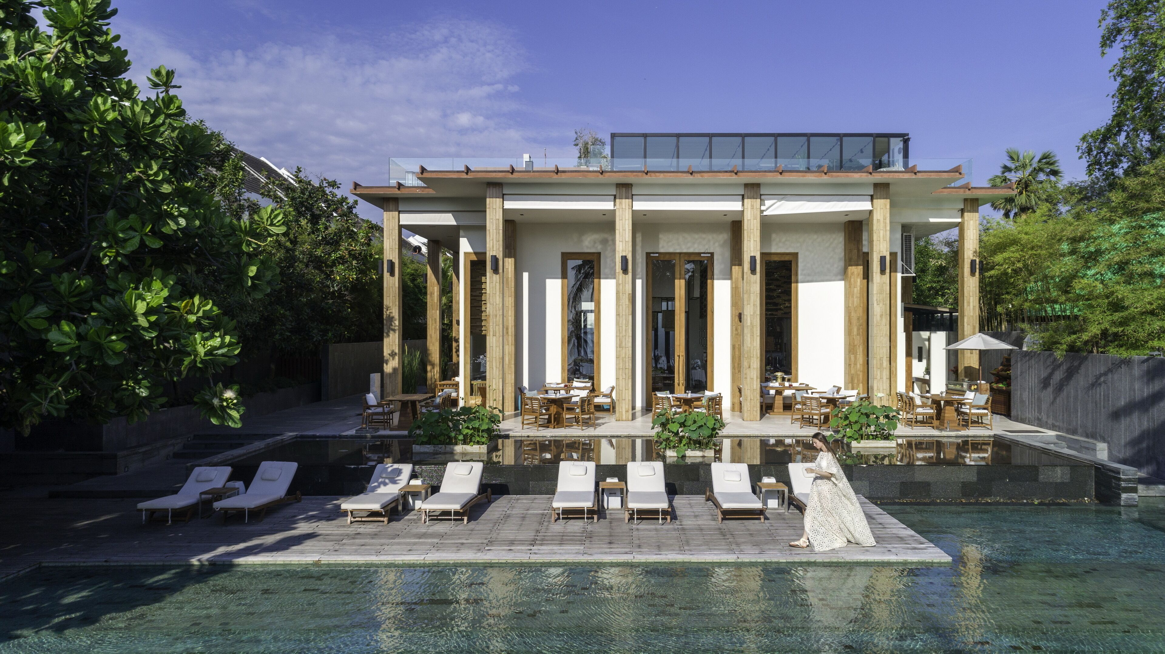 Outdoor pool, pool loungers
