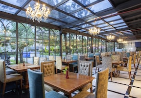 Se sirven desayunos, almuerzos y cenas; cocina internacional