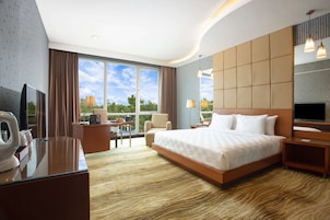 Minibar, caja de seguridad en la habitación y escritorio 