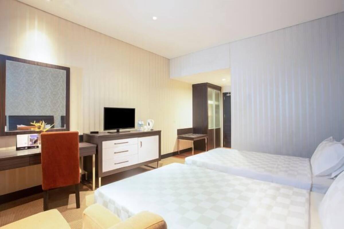 Minibar, caja de seguridad en la habitación y escritorio