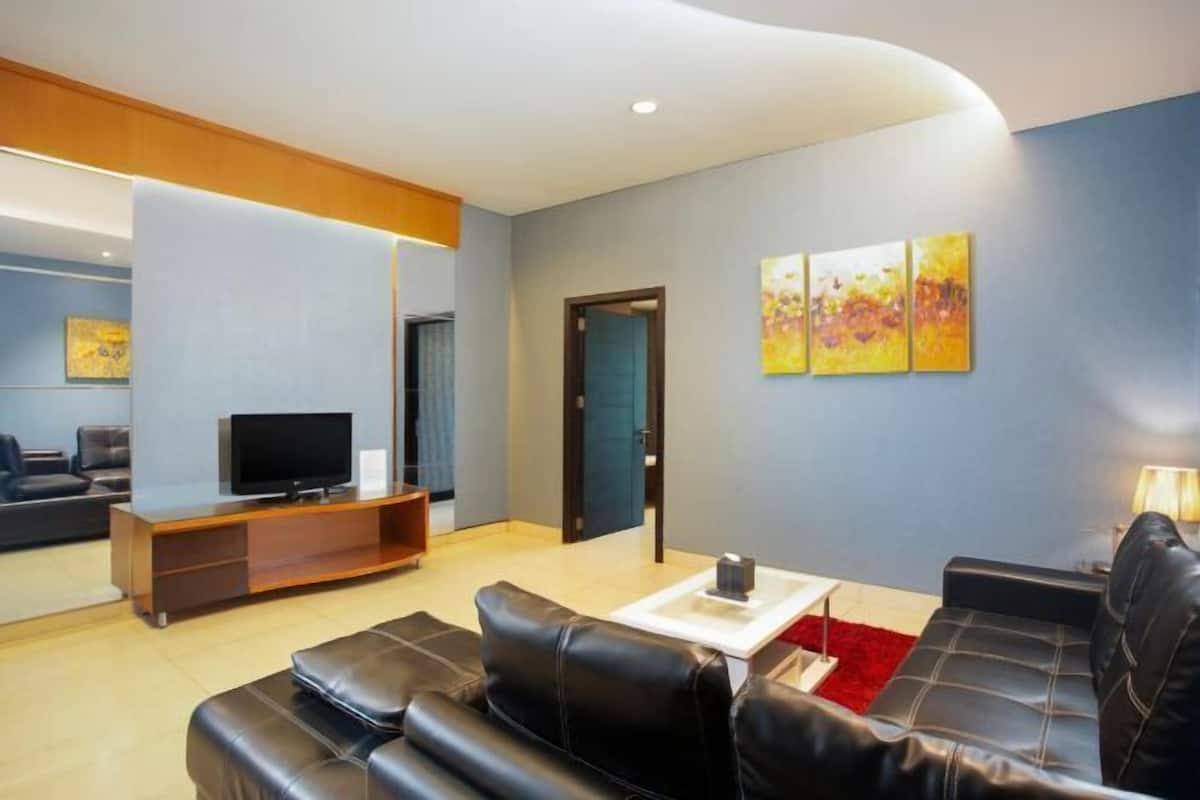 Ćrea de sala de estar | Televisión LCD de 32 pulgadas con canales por cable y televisión