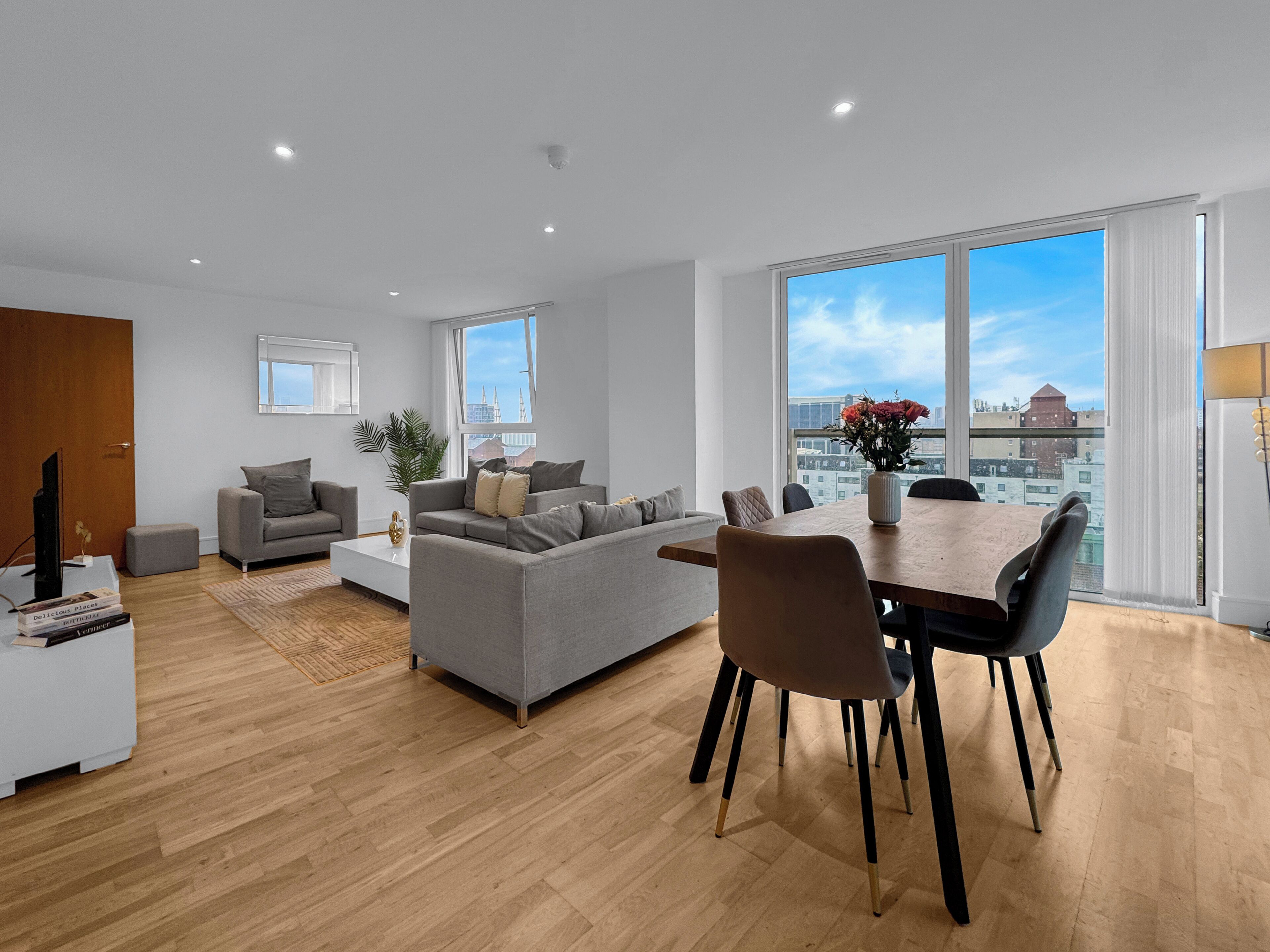 Apartamento superior, 2 habitaciones | Zona de estar | Una televisión de pantalla plana, un reproductor de DVD