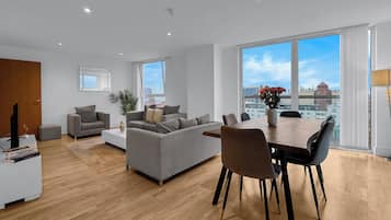 Apartamento superior, 2 habitaciones | Zona de estar | Una televisión de pantalla plana, un reproductor de DVD