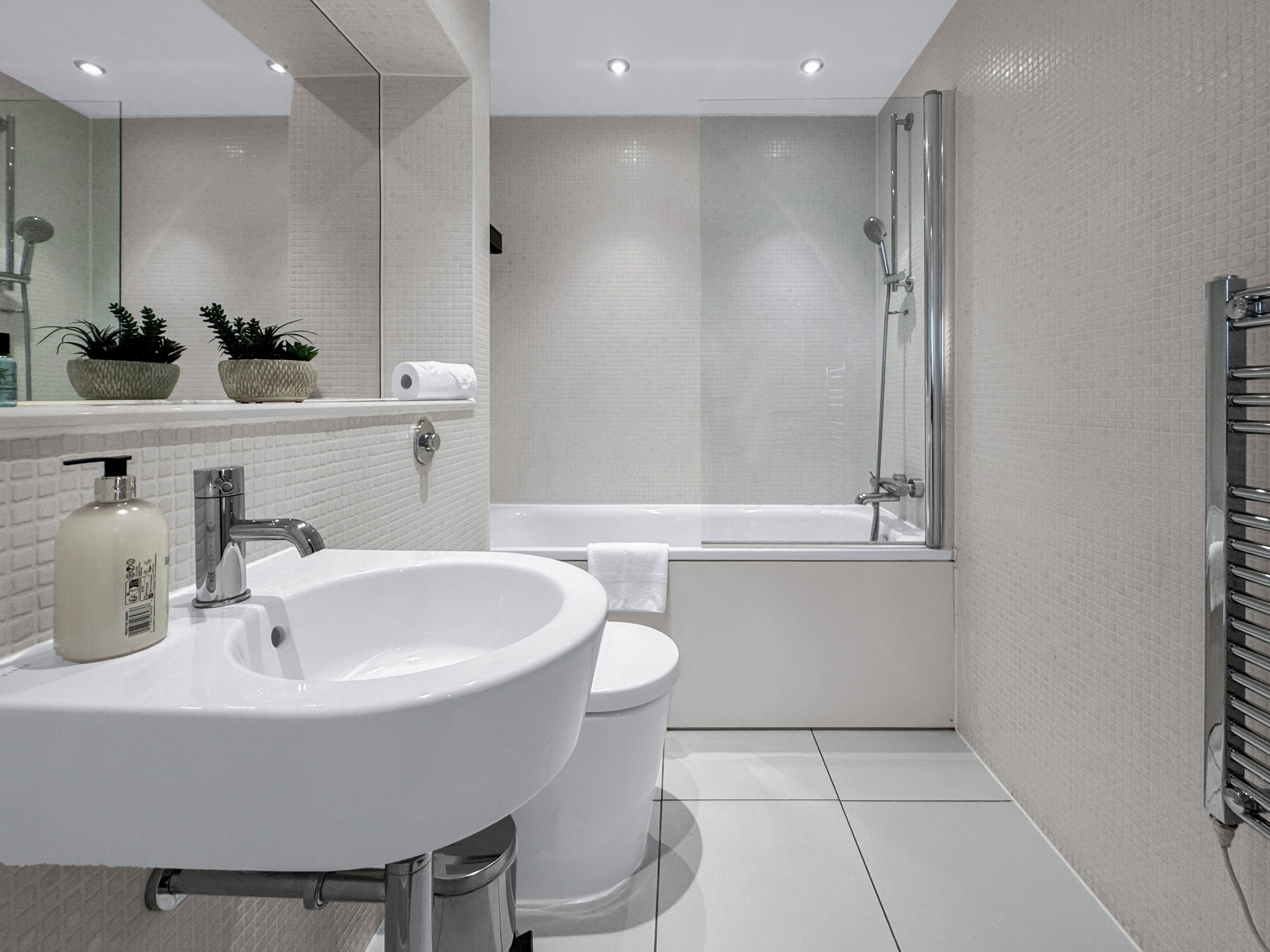 Apartamento superior, 2 habitaciones | Baño | Secador de pelo
