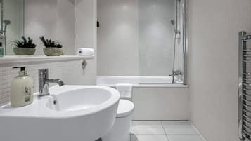 Apartamento superior, 2 habitaciones | Baño | Secador de pelo