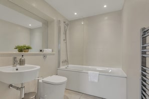 Appartement Supérieur, 2 chambres | Salle de bain | Sèche-cheveux