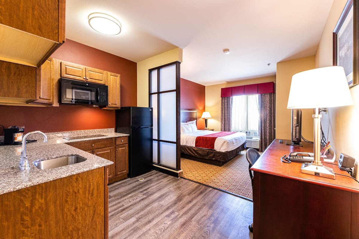 Suite, 1 Katil Raja (King), Accessible, Kitchenette (City/Lake Views) | Tilam berlapik, peti besi dalam bilik, meja, ruang kerja komputer riba