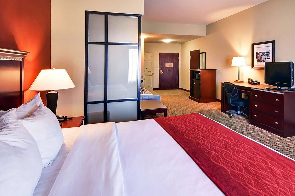 suite, 1 king bed, accessible, non smoking (upgrade) | pillow-top beds, in-room safe, desk, laptop workspace